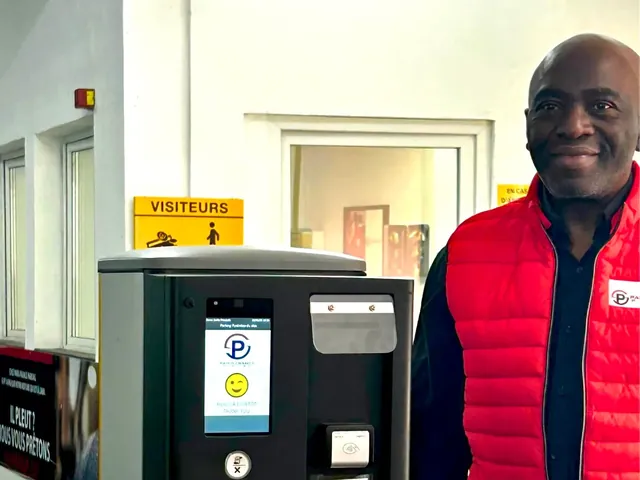 Ein Wächter von Paris France Parking am Empfang des Parkhauses
