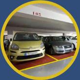 Autos auf nummerierten Stellplätzen