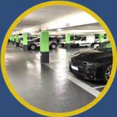 Parkebene mit grünen Säulen