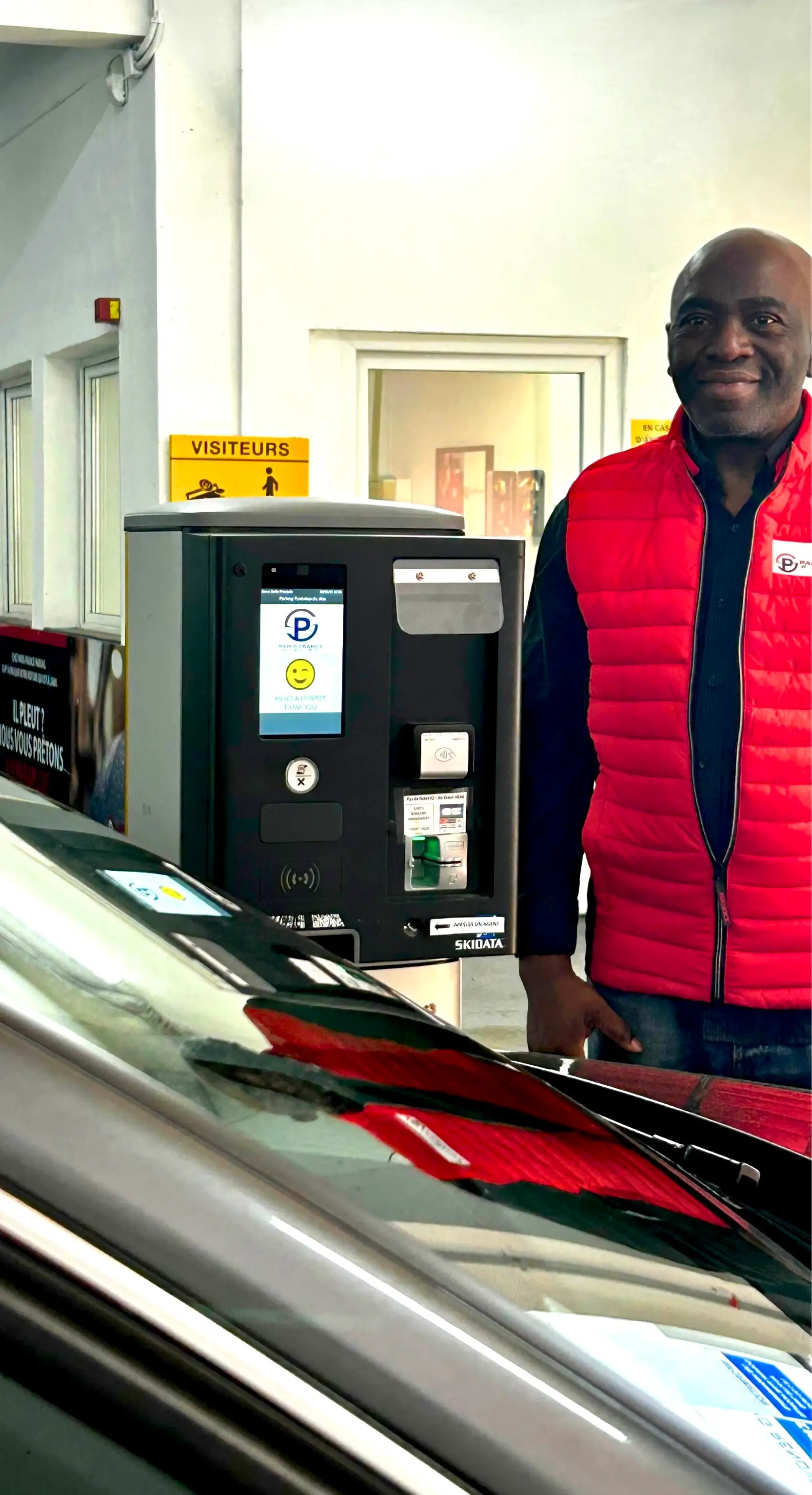 Parking gardienné Paris France Parking - Gardien accueillant un client